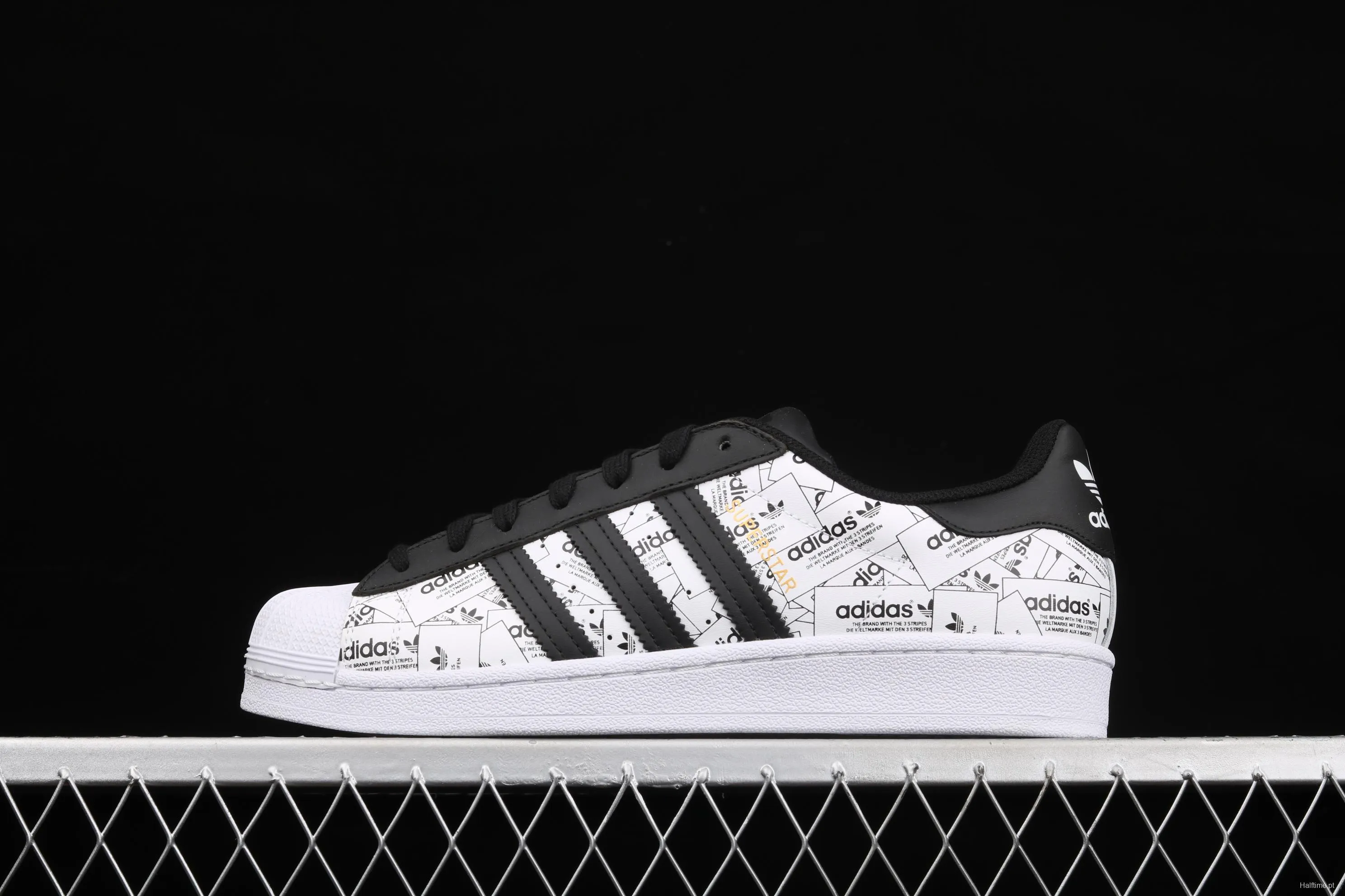 Adidasidas Originals Superstar FV2819 shells are covered with logo classic sneakers.